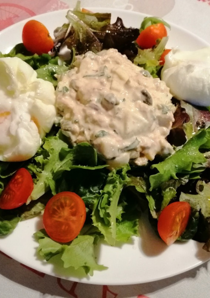 Una foto de Ensalada de atún con huevos mollet