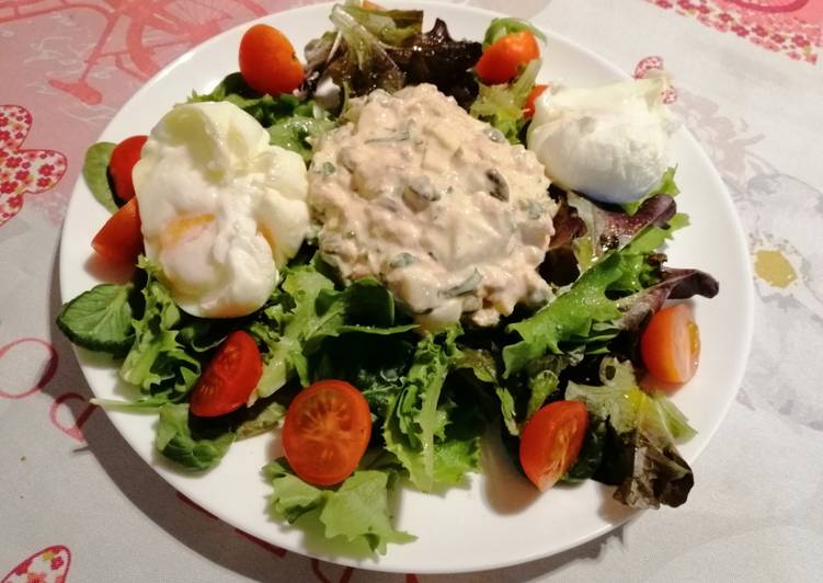 Ensalada de atún con huevos mollet
