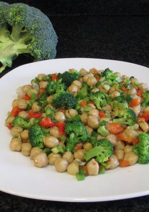 Foto principal de Ensalada de garbanzos con brócoli