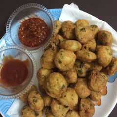 A picture of Urad moong dal ke pakode.