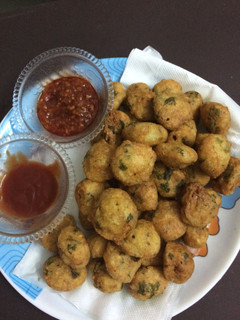 A picture of Urad moong dal ke pakode.