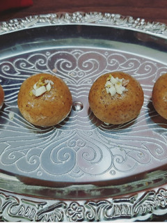 बेसन लड्डू (Besan ladoo recipe in hindi) रेसिपी मुख्य फोटो