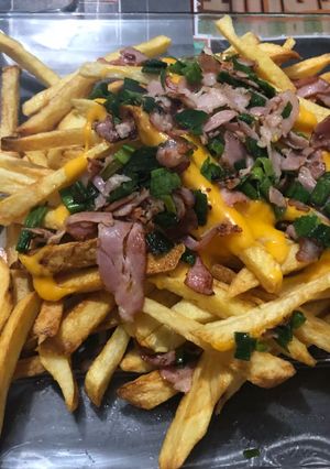 Una foto de Papas con cheddar, verdeo y bacon en casa!!!