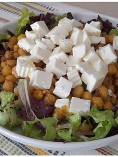 Una foto de Ensalada de garbanzos fritos en airfryer