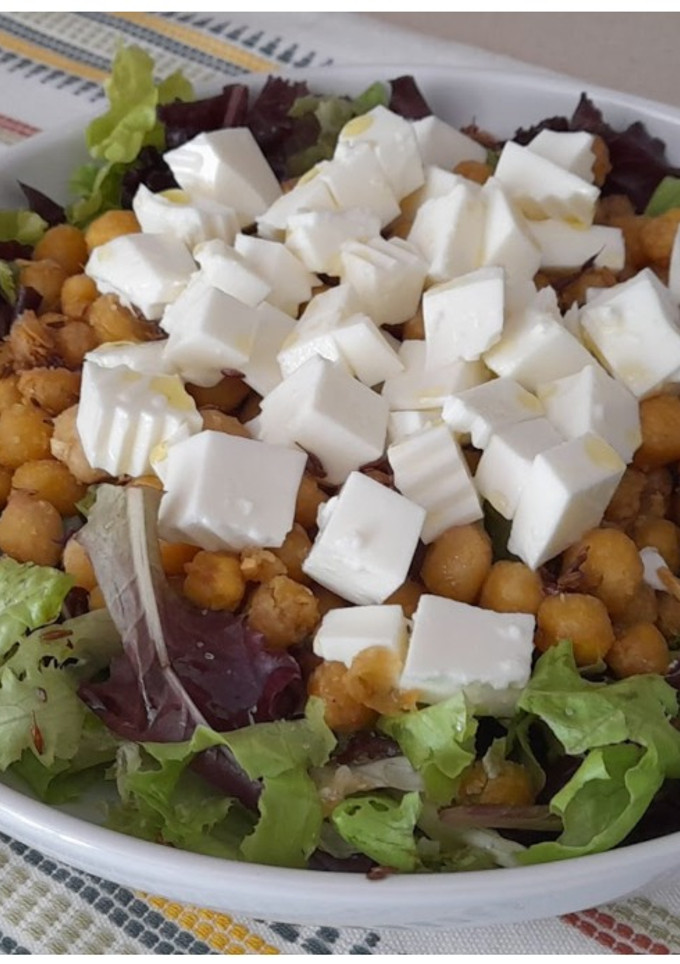 Una foto de Ensalada de garbanzos fritos en airfryer