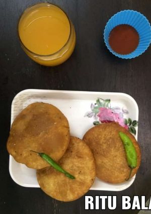आटे की आलू मटर कचौड़ी (Aate ki aloo matar kachodi recipe in hindi) रेसिपी मुख्य फोटो