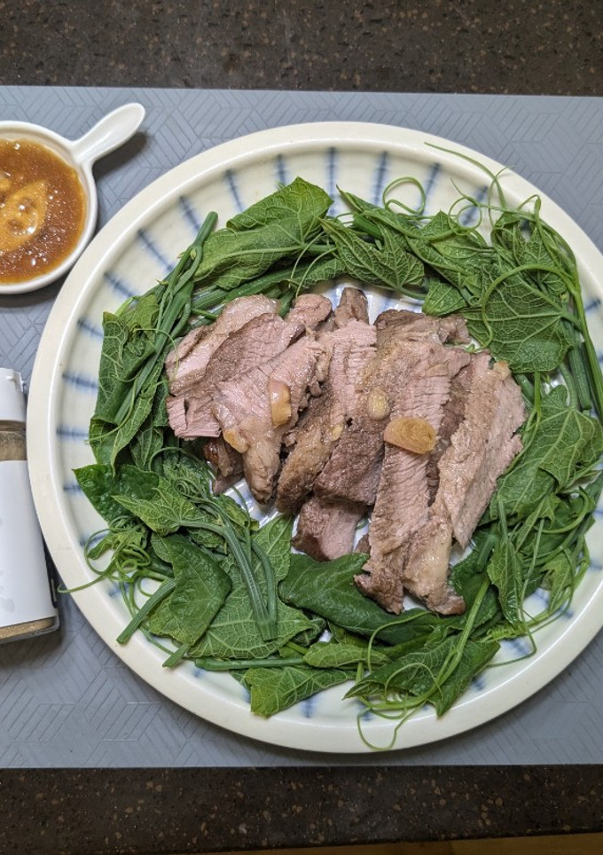 十三香烤豬排佐龍鬚菜桂冠 的食譜成品照片