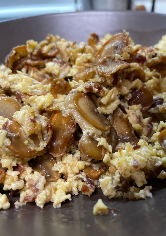 Una foto de Revuelto de champiñones con jamón. Olla GM