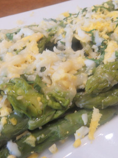 Una foto de Espárragos gratinados con parmesano y huevo