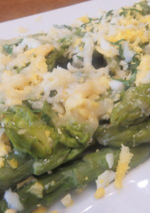 Foto principal de Espárragos gratinados con parmesano y huevo