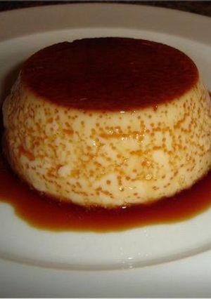 Una foto de Tembladera de azúcar y huevo al golpe de calor en su espejo de caramelo (lo que viene siendo un 🍮 🤣)