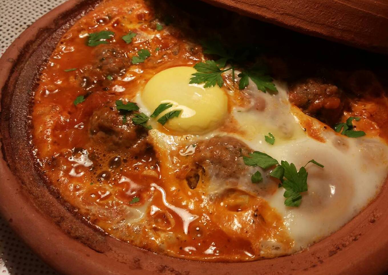 Albóndigas con tomates especiadas y huevo