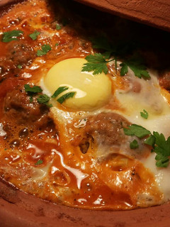 Una foto de Albóndigas con tomates especiadas y huevo