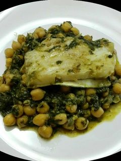 Una foto de Bacalao con espinacas y garbanzos