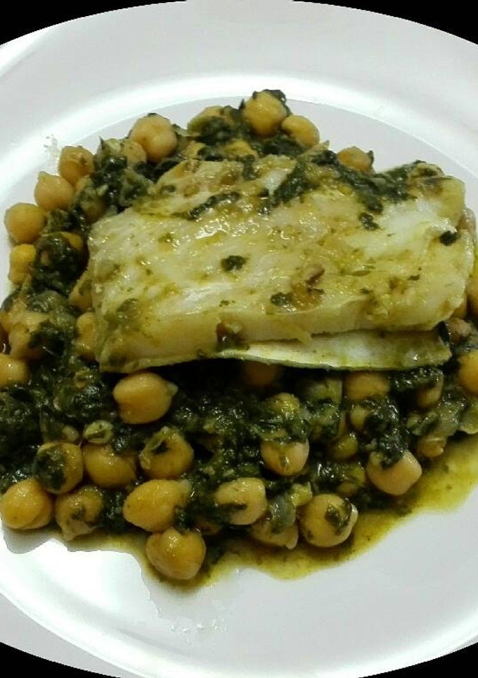 Una foto de Bacalao con espinacas y garbanzos