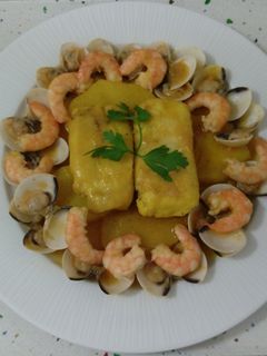 Una foto de Guiso de patatas con merluza, almejas y langostinos
