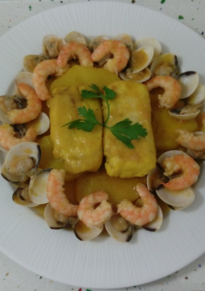 Una foto de Guiso de patatas con merluza, almejas y langostinos