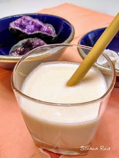 Una foto de 75.🍶Lassi dulce de rosas, cardamomo y miel 🌹🍯(Bebida india)