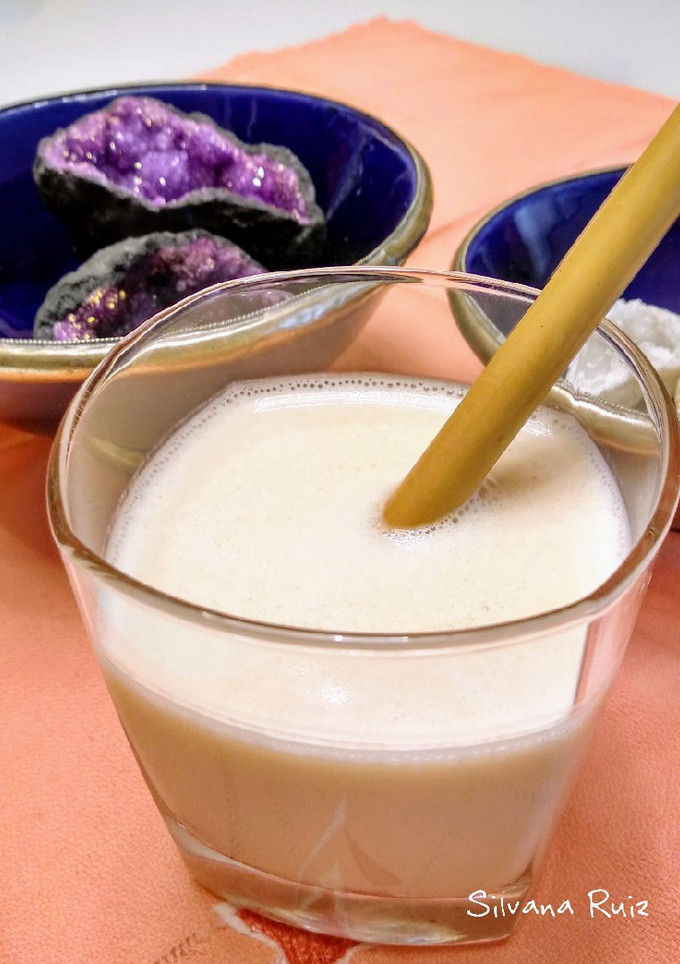 Una foto de 75.🍶Lassi dulce de rosas, cardamomo y miel 🌹🍯(Bebida india)