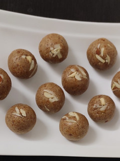 ஓட்ஸ் பாதாம் லட்டு (Oats Almond Laddu recipe in tamil) செய்முறை முக்கிய புகைப்படம்