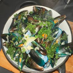 A picture of Moules Marinieres - Mussels cooked in White Wine - WOOOWWWWEEEEEE :).