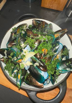 A picture of Moules Marinieres - Mussels cooked in White Wine - WOOOWWWWEEEEEE :).