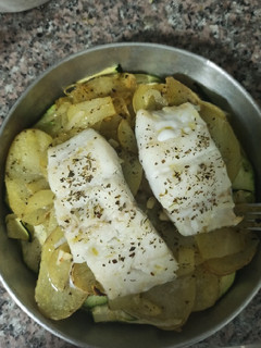 Una foto de Bacalao al horno con patatas panaderas, calabacín y cebolla