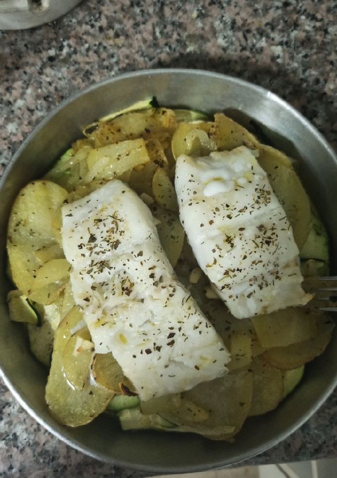 Una foto de Bacalao al horno con patatas panaderas, calabacín y cebolla