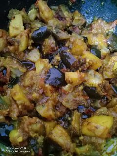 आलू-बैंगन की सब्जी (aloo baingan ki sabzi recipe in Hindi) रेसिपी मुख्य फोटो