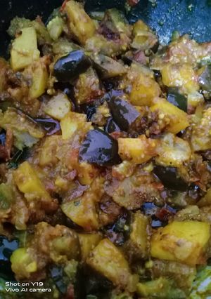 आलू-बैंगन की सब्जी (aloo baingan ki sabzi recipe in Hindi) रेसिपी मुख्य फोटो