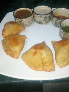 समोसा (Samosa recipe in Hindi) रेसिपी मुख्य फोटो