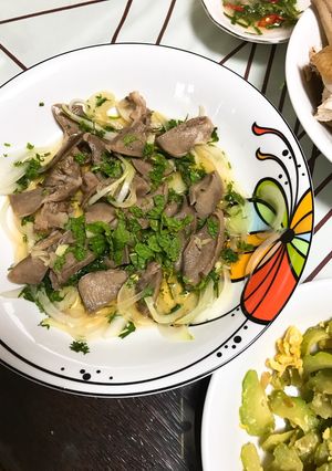 Hình của món Gỏi lưỡi lợn hành tây.