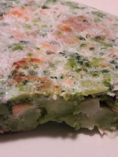Una foto de Hoy receta de aprovechamiento. Tortilla de brócoli, salmón y atún con claras de huevo