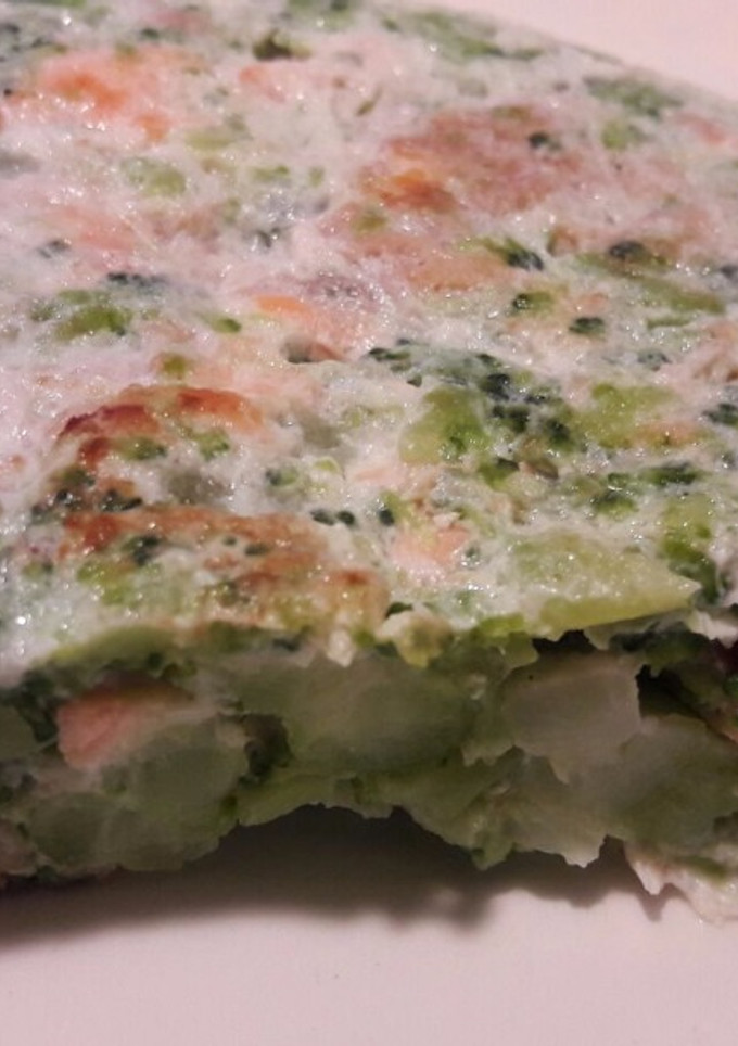 Una foto de Hoy receta de aprovechamiento. Tortilla de brócoli, salmón y atún con claras de huevo