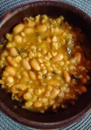 Una foto de Porotos con mote😋