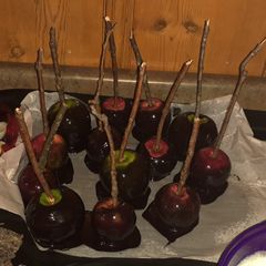 A picture of Caramel apples.