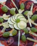 Carpaccio de tomate corazón y remolacha con queso ahumado