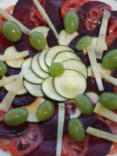 Una foto de Carpaccio de tomate corazón y remolacha con queso ahumado