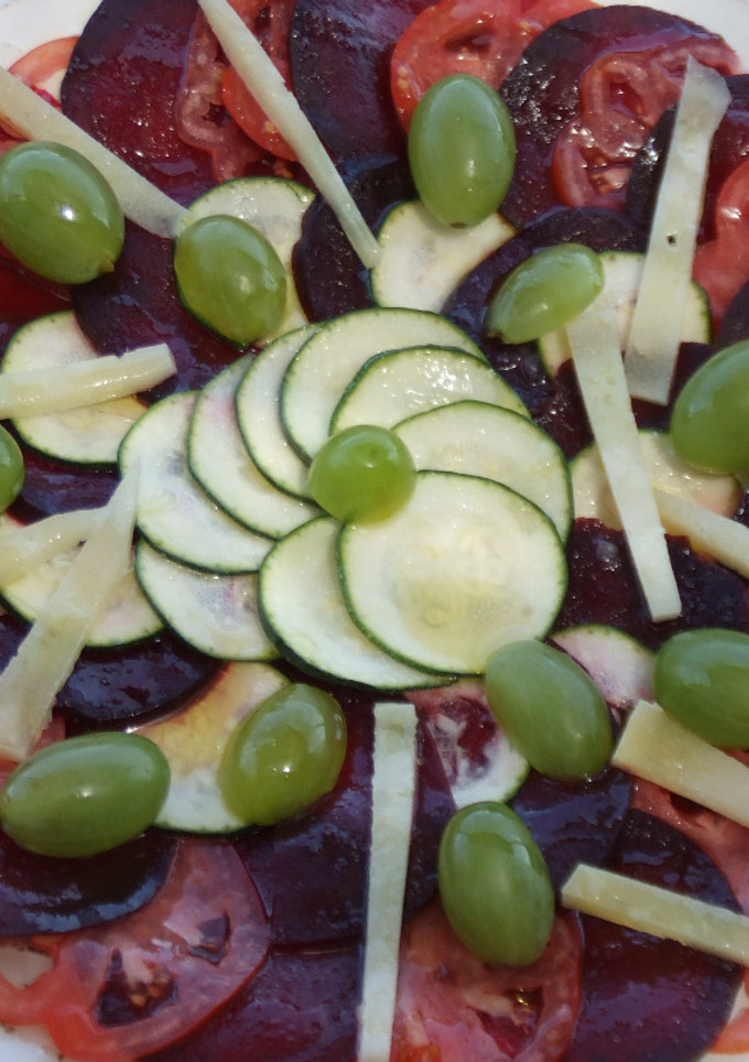 Una foto de Carpaccio de tomate corazón y remolacha con queso ahumado