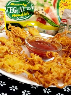 मैगी पकौड़े (Maggi Pakode recipe in hindi) रेसिपी मुख्य फोटो