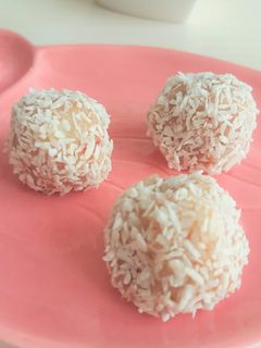 Una foto de Bombones con piña y coco (sin azúcar)