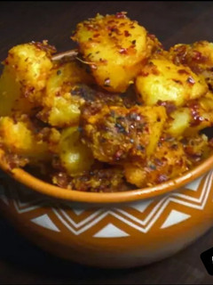अचारी आलू (Achari Aloo recipe in Hindi) रेसिपी मुख्य फोटो