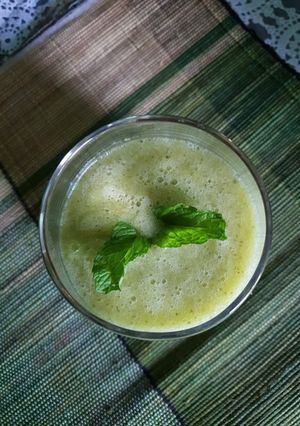 A picture of Fresh Pineapple & Mint Juice.