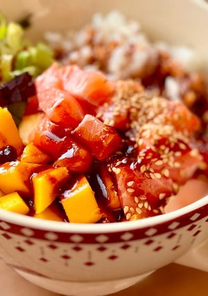 Hình của món Poke Bowl Cá Hồi & Xoài Sốt Tương Gochujang.