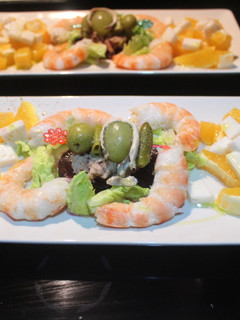 Una foto de Ensalada de gambas, queso y naranja