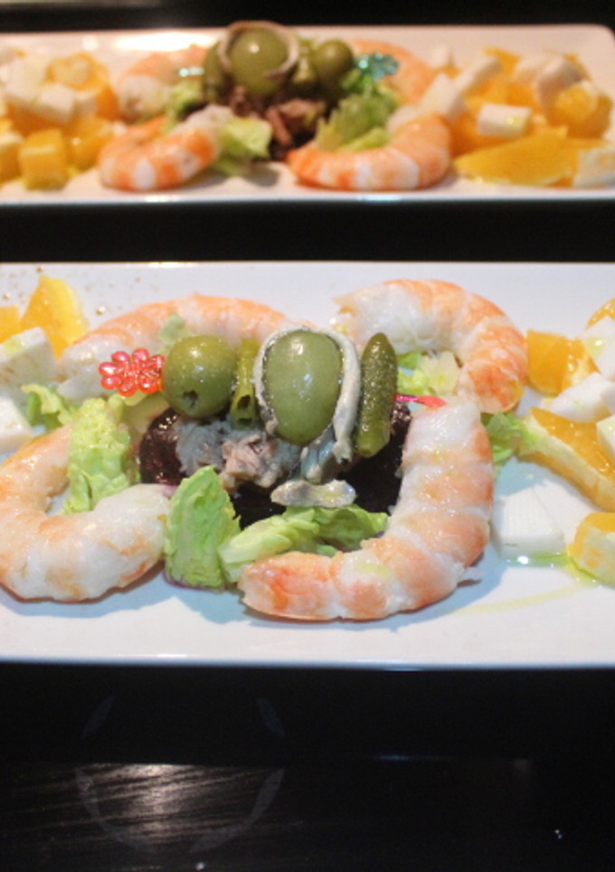 Una foto de Ensalada de gambas, queso y naranja