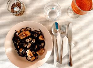Foto de LINGUINI NERO DE SALMÃO E GAMBAS! 🍝🍤