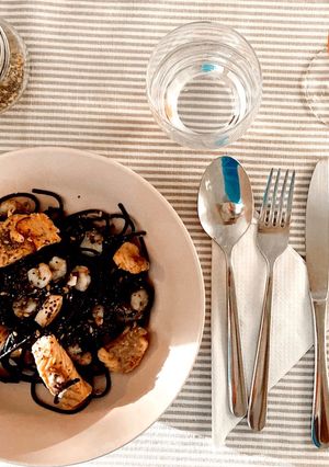 Foto de LINGUINI NERO DE SALMÃO E GAMBAS! 🍝🍤