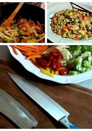 Una foto de Comida China: Chow Fan 🇨🇳🀄🈴🥦🥕🌶️🍗🥢