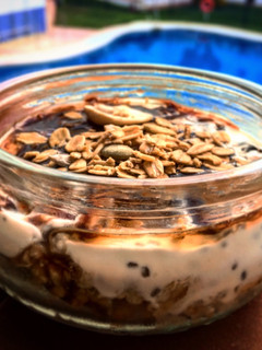 Una foto de Pudding de yogur griego, chia y muesli